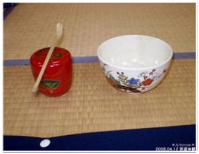 日本留遊學 將茶碗放於前方 逆時針將花紋轉於自己面前 手靠在膝蓋上