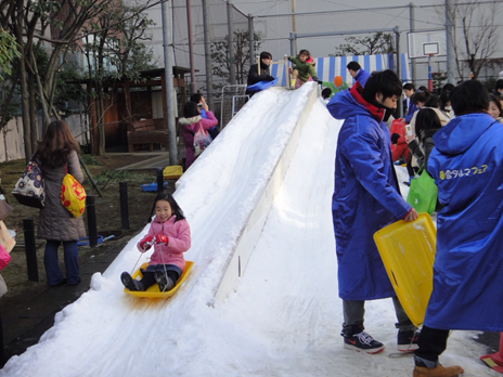 留日心得 大雪過後，為孩童們帶來了歡笑