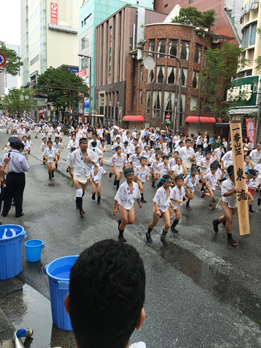 日本留遊學 博多祇園祭,小孩也一同參與